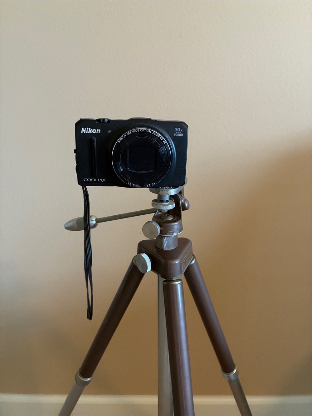 Vintage Brown and Silver Camera Tripod - Adjustable Support - Picture 7 of 9